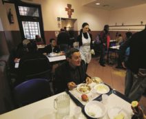 Copertina di Il vigile, la badante,  la podologa: i volti  e le storie del Paese in  crisi