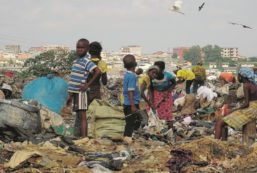 Copertina di Tra i bimbi di Abidjan  avvelenati dall’Europa