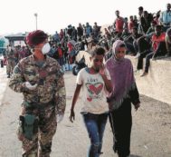 Copertina di Lampedusa, altri 18 migranti soffocati dai gas dei barconi