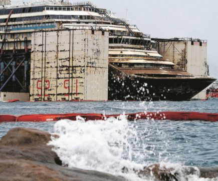 Concordia fa paura al mare L’ultimo show per i turisti