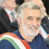 Copertina di Il sindaco di Messina fa lo scudo anti-tir