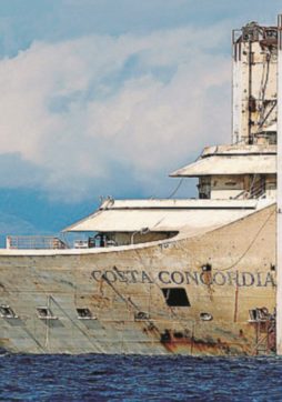 La Concordia approda a Genova  (e aspetta Renzi)