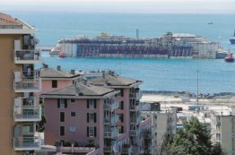 Copertina di La Concordia in porto  Renzi mette il cappello