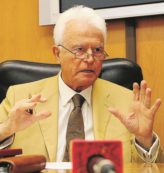 Copertina di Battista assolve tutti perché non legge le  sentenze