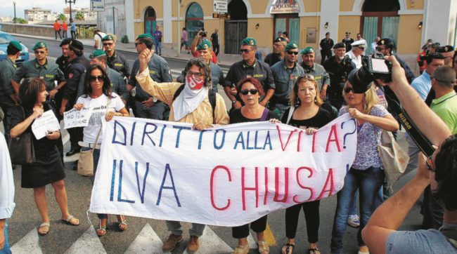 Taranto, due anime e due cortei: per vivere e per fare più soldi