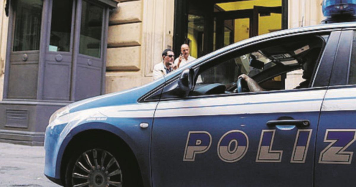 Rapina a mano armata in un hotel di Milano: minaccia con la pistola, poi fugge con i soldi della cassa