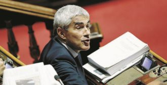 Copertina di Casini, la mossa del cavallo: la non ricandidatura in Parlamento apre la pista per la lunga corsa al Quirinale. Ecco gli altri nomi