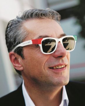 “Sgombrate la corsia, arriva il senatore”