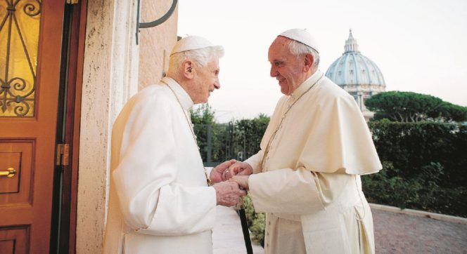 Bergoglio accerchiato:  l’aiuto di Benedetto XVI
