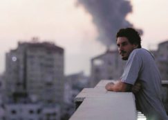 Copertina di Fra video e sigarette sempre pronto  a raccontare storie