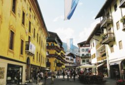 Copertina di Byebye Cortina: flop turisti e sindaco in esilio forzato