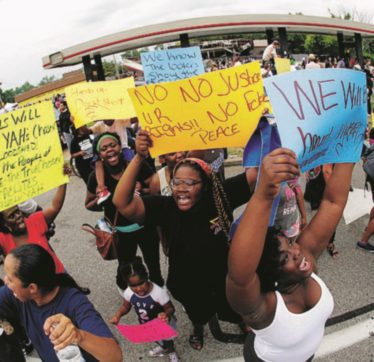 La lunga estate calda: ancora scontri razziali. Abuso di potere in Texas, governatore nei guai