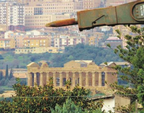 In fila sotto al Solleone di Sicilia con un solo addetto agli ingressi