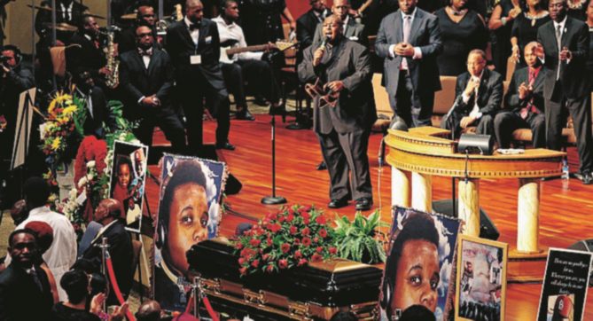 Ai funerali  di Brown il dolore batte la rabbia