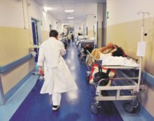 Copertina di Disinfettante di lusso gli sprechi della Sanità