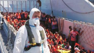 Copertina di “La legge del mare è l’unica a salvare i migranti”