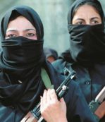 Copertina di Nella capitale  del califfato  le donne soldato fanno le ronde