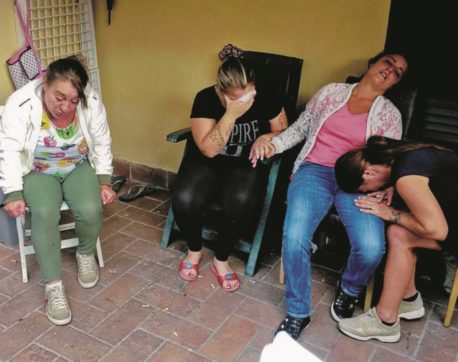 Oggi in piazza “contro ’e guardie”.  Il padre disperato: “Mi vendicherò”