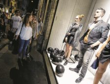 Copertina di Fashion night, è caccia solo alle patatine fritte