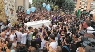 Copertina di Napoli, l’ultimo saluto a Davide  tra i buoni e i “malamente”