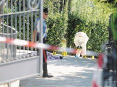 Copertina di Uccide i suoi due ex operai che volevano essere pagati