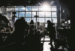 Copertina di Così Eataly  taglia e affetta  i lavoratori