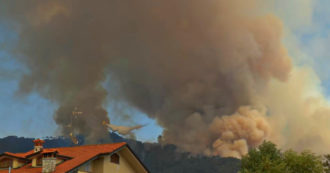 Copertina di Incendio in Versilia, le fiamme raggiungono tre abitazioni: evacuate 50 persone – Video