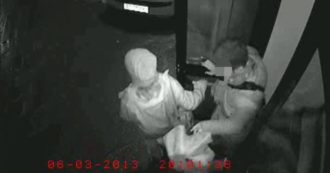 Copertina di Commissione d’inchiesta su David Rossi, spunta un video “cancellato”: si vedono 2 persone uscire dalla banca mentre il corpo era già per terra