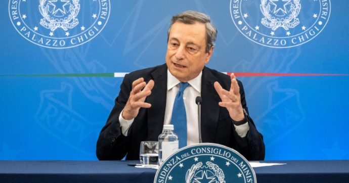 Copertina di Il Pnrr divide Draghi e Meloni: “Obiettivi centrati”. Ma l’Italia ha speso solo metà del previsto. La leader Fdi: “Ritardi evidenti. Governo? No a nomi non all’altezza”
