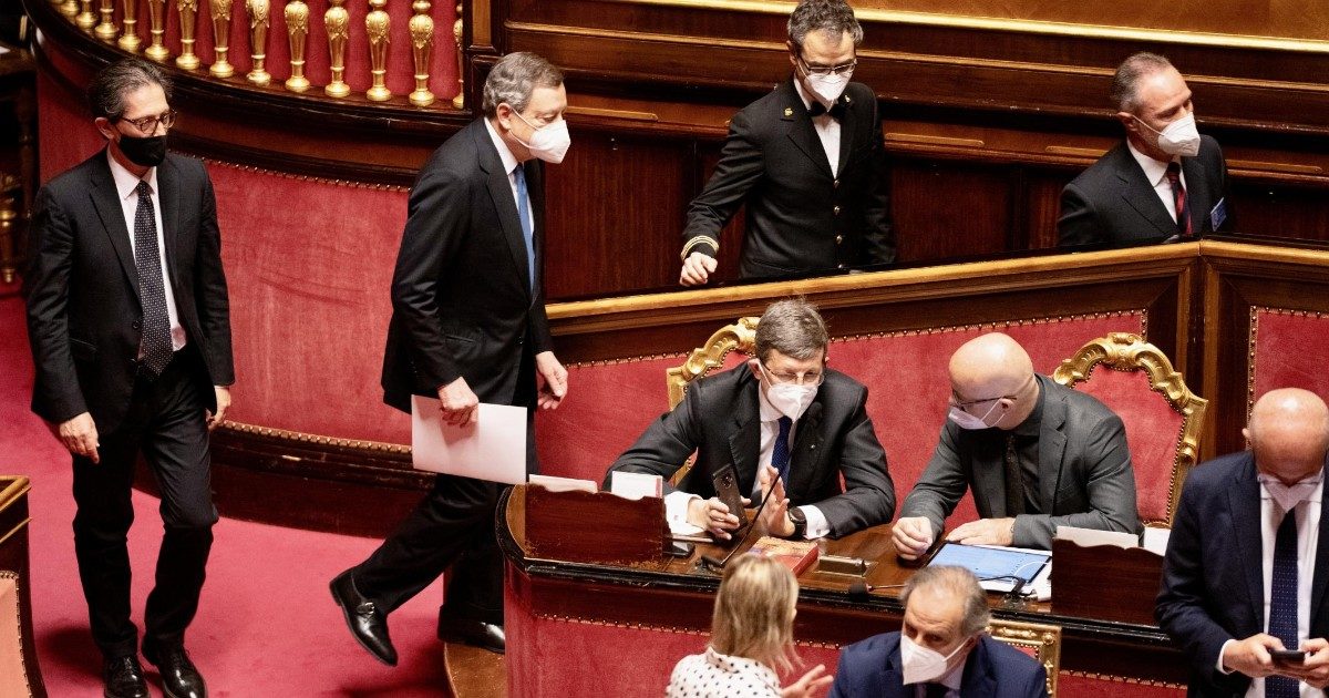 Crisi di governo, al Senato la giornata delle mille incognite e l’attesa per il discorso di Draghi: da cosa dipende la tenuta dell’esecutivo