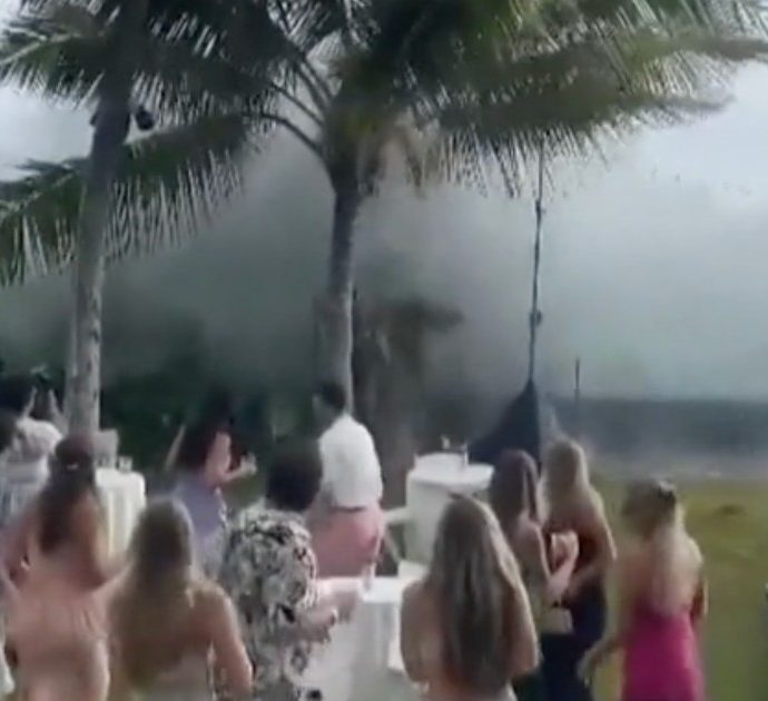 Hawaii, ricevimento di un matrimonio sul mare ma arriva un’onda… Invitati sorpresi e costretti ad abbandonare il buffet