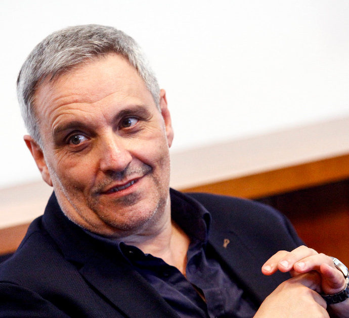 Maurizio De Giovanni torna a casa, lo scrittore è stato dimesso dopo l’infarto