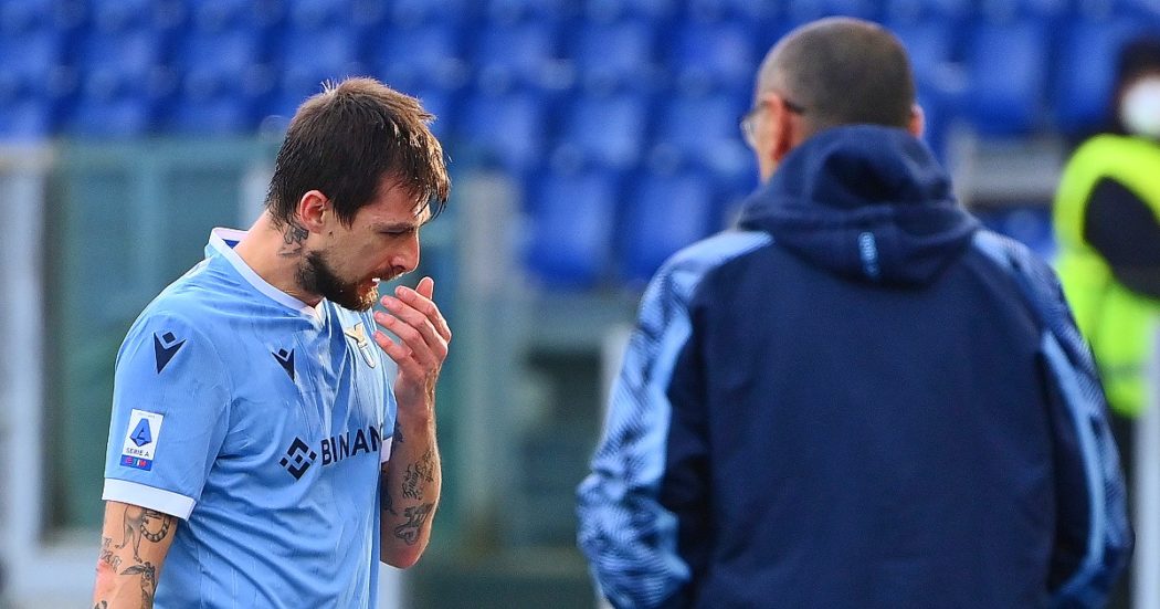 Lazio, ancora cori contro Acerbi: Maurizio Sarri interviene, allenamento sospeso