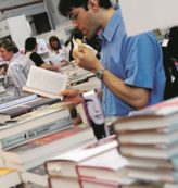 Copertina di Dimmi cosa leggi e ti sputtanerò