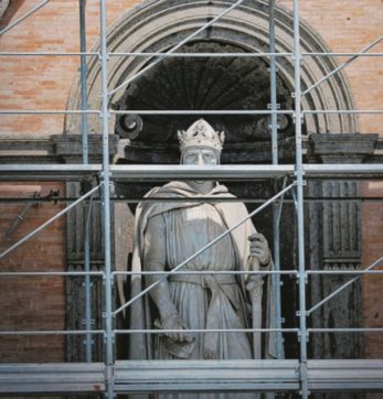 Copertina di Napoli: Ferrero dimentica il restauro delle statue