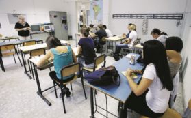 Copertina di Gli sms erotici  del prof: “Facciamolo in tre”