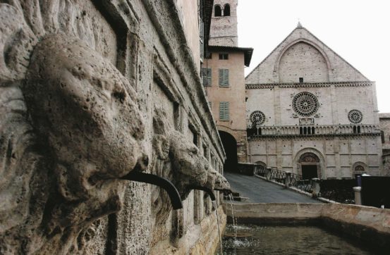 Copertina di La crociata di Assisi: il sindaco non tollera i gay e i mendicanti