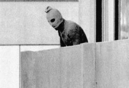 Copertina di L’ultimo mistero di Harari,  il “cacciatore di palestinesi”