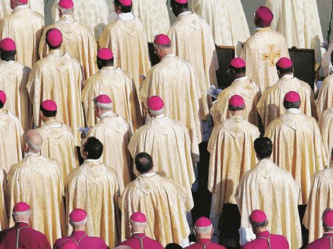 Copertina di I vescovi scomunicano Renzi: “Basta spot, servono i fatti!”