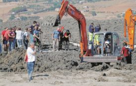 Copertina di Ai vulcanelli di Aragona due bimbi uccisi dal fango