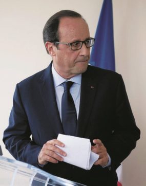 Copertina di Povero Hollande, pure il Senato gli dice addio