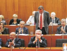 Copertina di De Magistris balla sul filo: il suo futuro tra capo e Colle