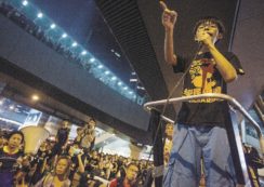 Copertina di Contro la Cina con furore: “Via il governo o sarà rivolta”