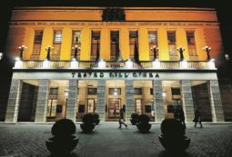 Copertina di Opera, cacciati con un tweet