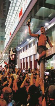 Copertina di A Hong Kong arrivano  gli anti-Occupy