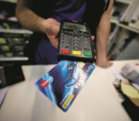 Copertina di Commissioni stellari, si salvi chi Pos: i negozianti in rivolta