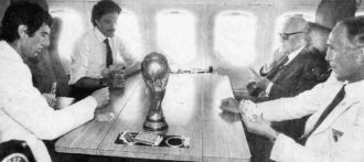 Copertina di “La dura vita  del portiere: distruggere  i colpi di genio”