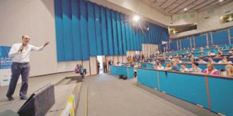 Copertina di Dramma Angelino: “Qualcosa di destra? L’ha già detta Renzi”