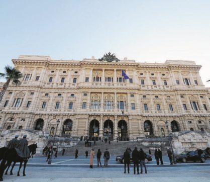 Copertina di “Vietato licenziare il dipendente gigolò”