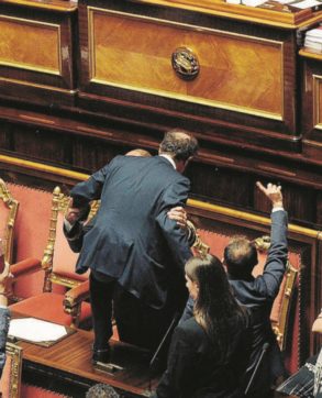 Copertina di Il lancio del regolamento sulle barricate del Senato